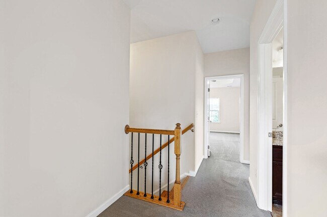 Building Photo - Beautifully Maintained 4BR/3.5BA End-Unit Townhome in Twin Lakes