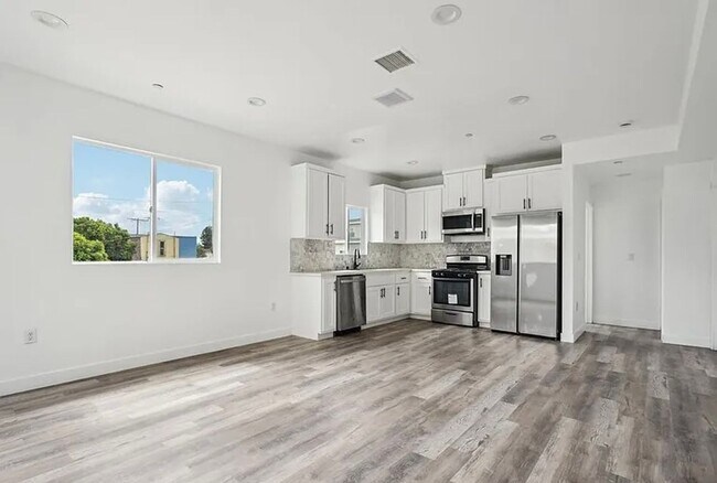 Building Photo - 4BED/3BATH IN BOYLE HEIGHTS!