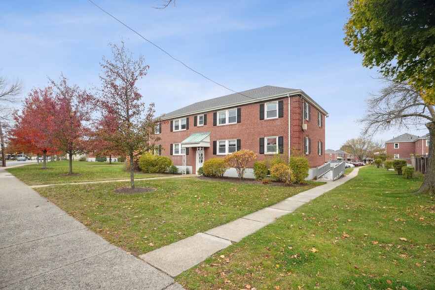 Broadway - Arlington Gardens Apartments