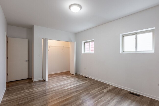 Building Photo - Spacious 3 Bed 2 Bath Duplex Up, In unit W/D in Humboldt Park!