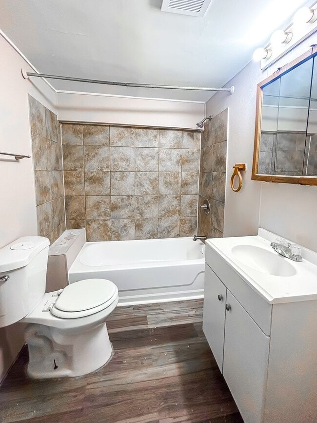 Building Photo - 640 Ponca St