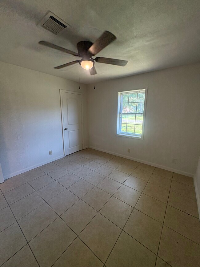 Building Photo - 136 Longwood Dr