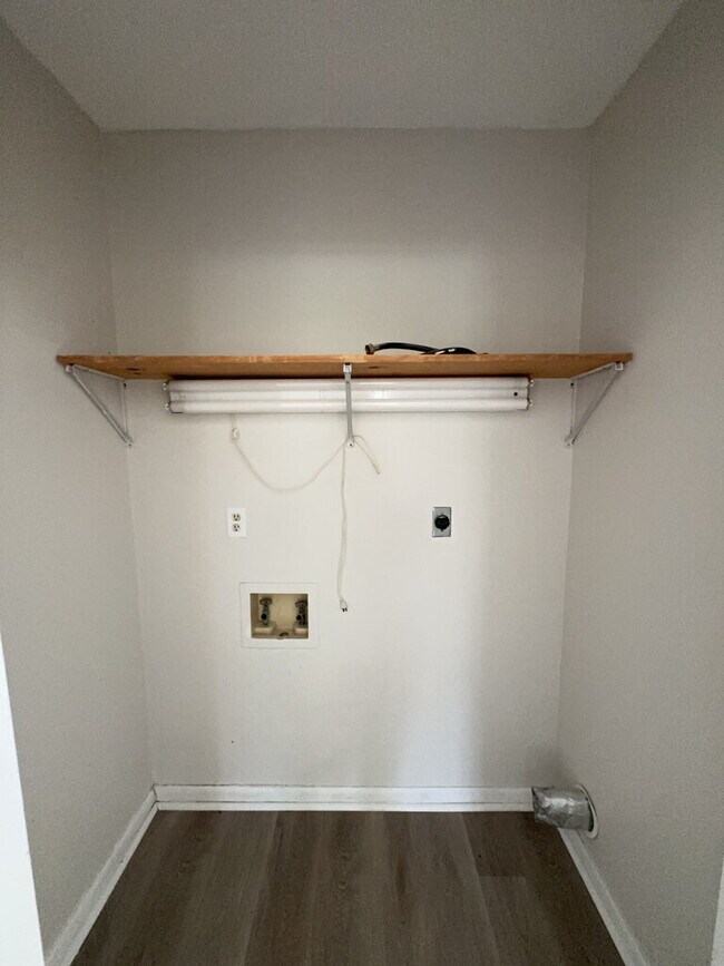 Building Photo - Charming 3 Bedroom Town House-116 Palace Cir.
