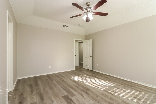 Building Photo - 6216 N Park Dr