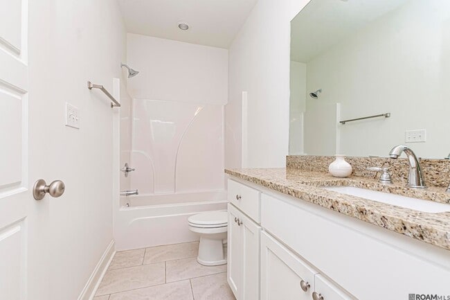 Building Photo - 8120 Stonelake Cir Ave E