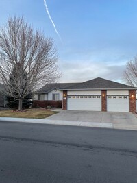 Building Photo - Spacious 4-Bedroom / 3-Bath Single Family ...