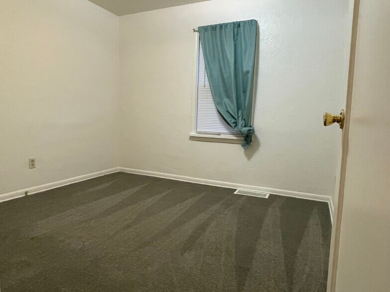 Building Photo - 706 S 25th St