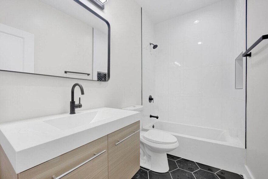 Building Photo - 4927 S Prairie Ave