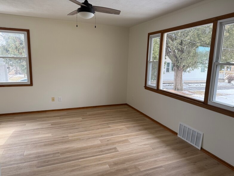 Building Photo - 966 N Green Bay Rd