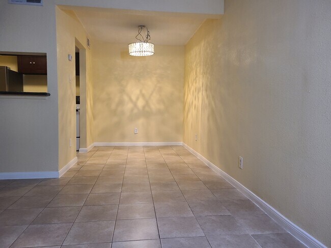 Building Photo - 752 Memorial Mews St