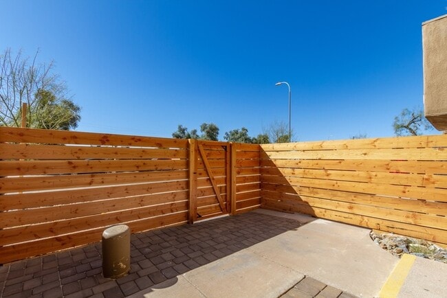 Building Photo - Move-in special $800.00