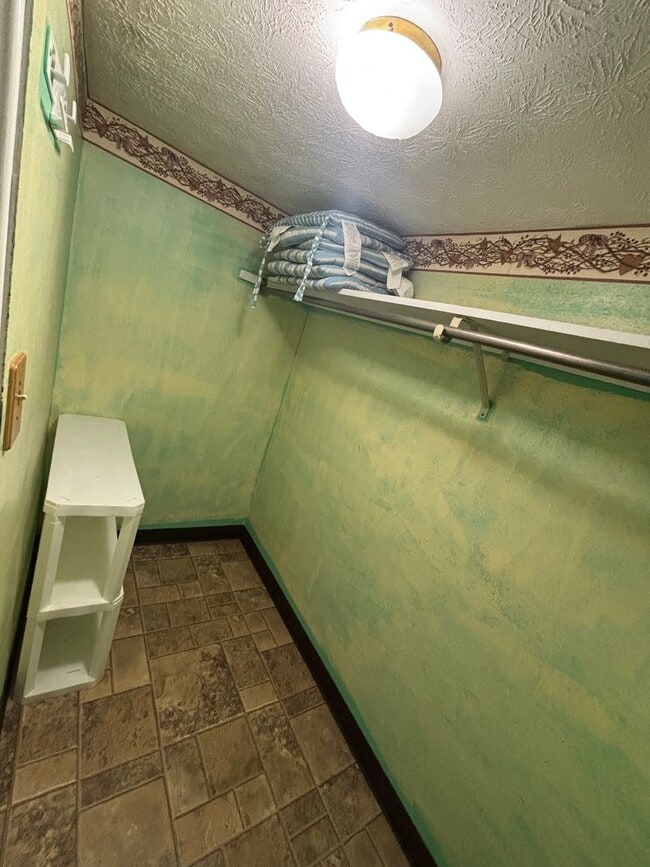 Building Photo - 4 Bedroom, 2 Bathroom House