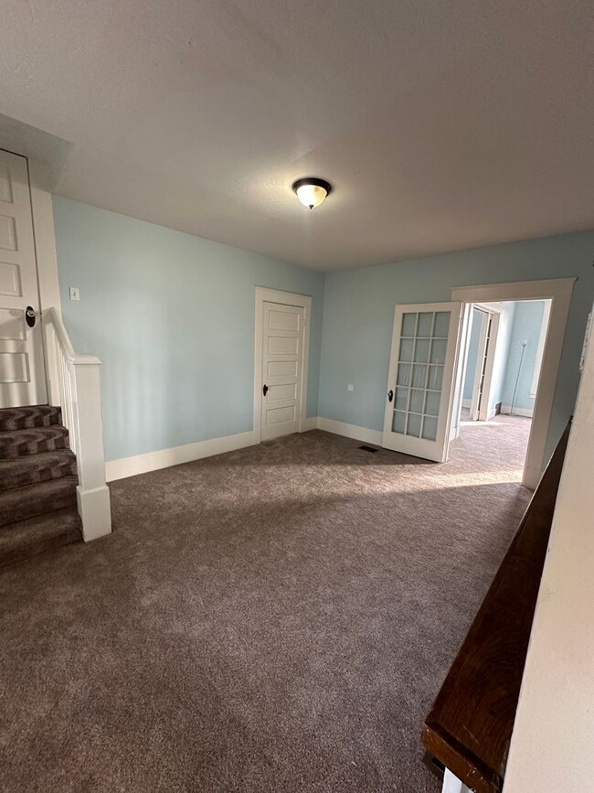 Building Photo - 3 bedroom 3 bathroom with an office Countr...