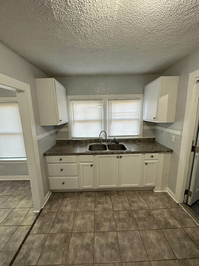 Building Photo - Fully Renovated 2/1 Single Family House Available for Immediate Rent!