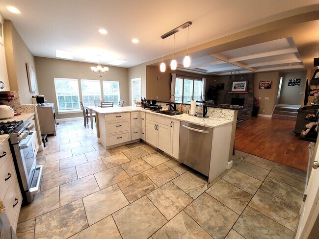 Building Photo - Beautiful Home in Desirable Geneva Neighborhood - 2700 sqft