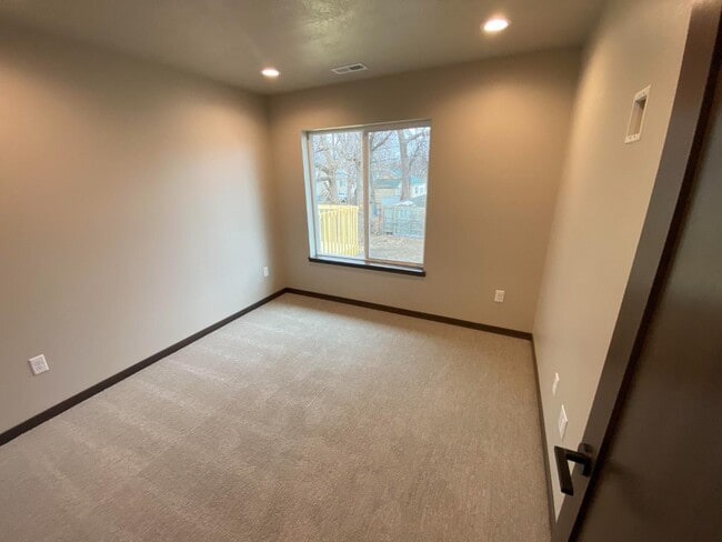 Building Photo - 216 S Elmwood Ave