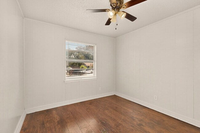Building Photo - 937 Cleardale Dr