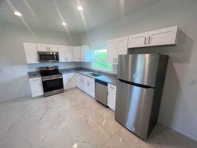 Building Photo - SPACIOUS 3Bd / 2 Ba SINGLE FAMILY HOUSE AVAILABLE