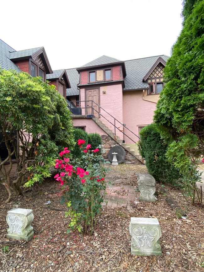 Building Photo - 904 W 4th St