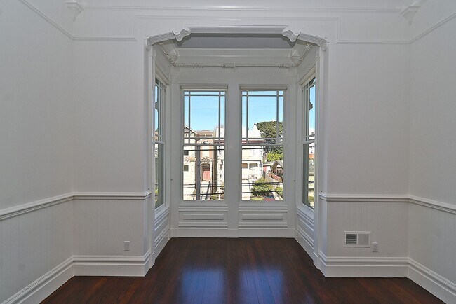 Building Photo - January Special!  Elegant 4 br/2 ba Victor...