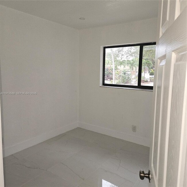 Building Photo - 14710 NE 5th Ct