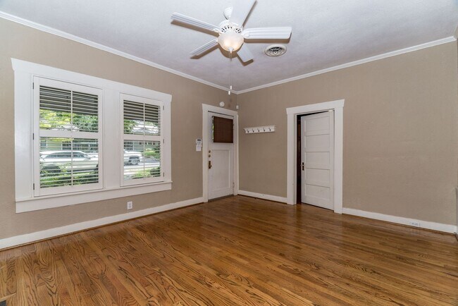 Building Photo - Alamo Heights Cottage