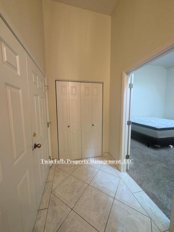 Building Photo - 917 Main St