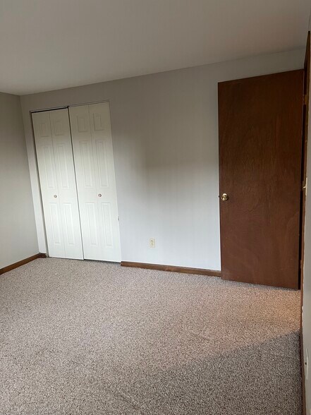 2nd bedroom 11’x11’. - 3890 Ridge Lea Rd