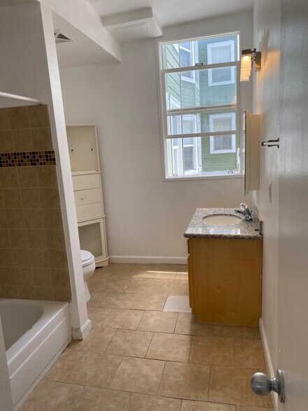 Master bathroom - 2445 Telegraph Ave