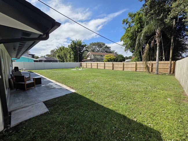 Building Photo - 945 Brookview Ln