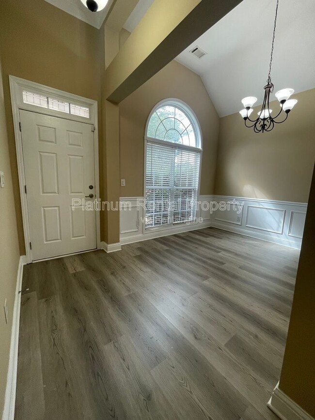 Building Photo - 546 Town Square Way