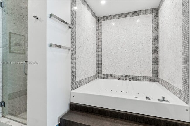 Building Photo - 200 Biscayne Blvd Way