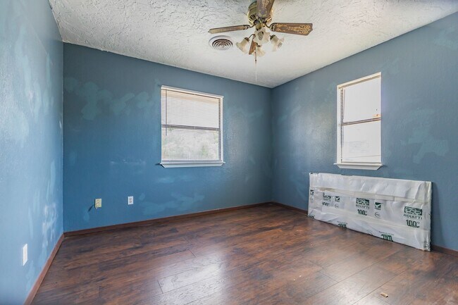 Building Photo - 3 Bedroom 2 Bath Home