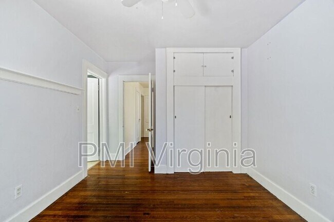 Building Photo - 858 W 47th St