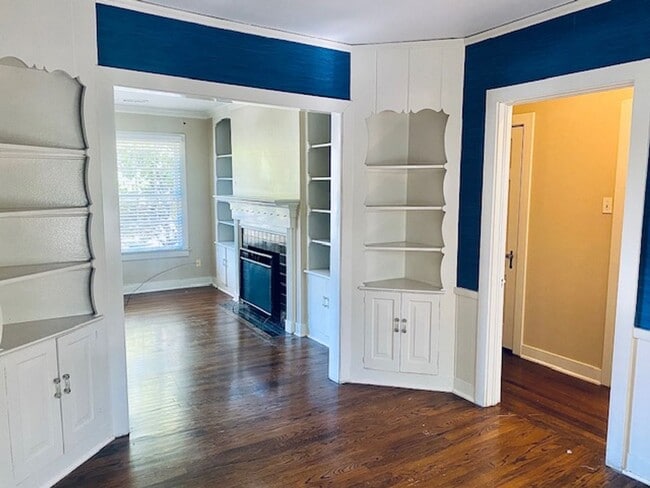 Building Photo - Modern Upstairs Unit in the Highly Desirab...