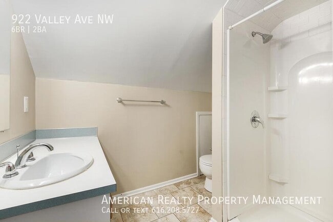 Building Photo - 922 Valley Ave NW