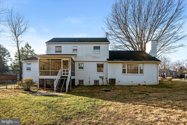 Building Photo - 641 W Country Club Dr