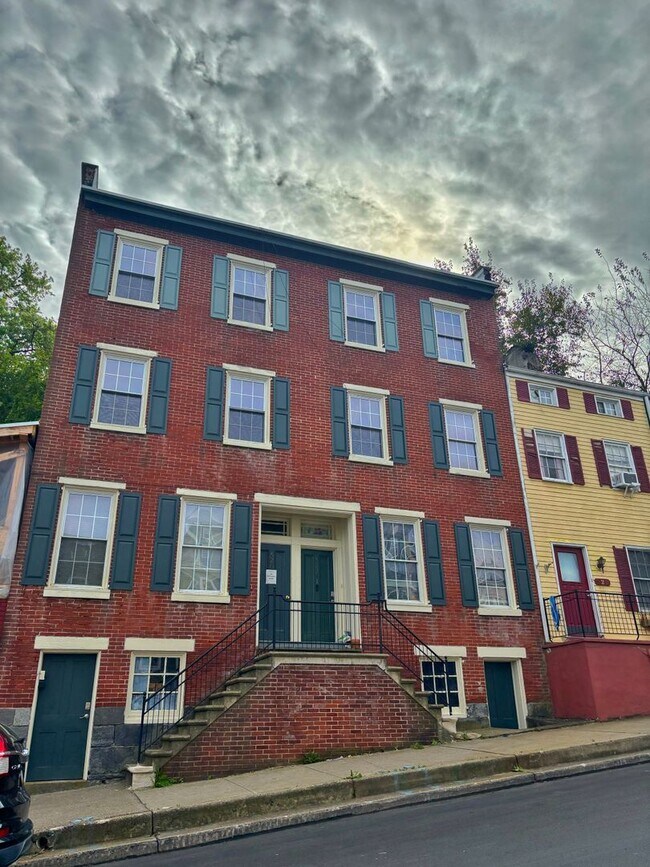 Building Photo - 520 Ferry St