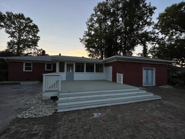 Building Photo - 5bd/2ba Remodeled Brick Ranch Home with Spacious Private Yard