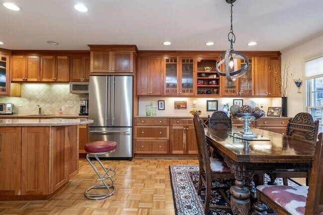 Building Photo - 1105 Clairemont Ave