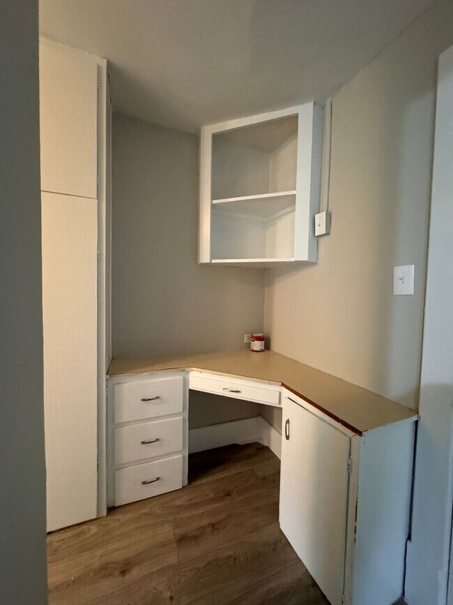 Building Photo - Manitou Springs Living!! 1 Bed 1 Bath Avai...