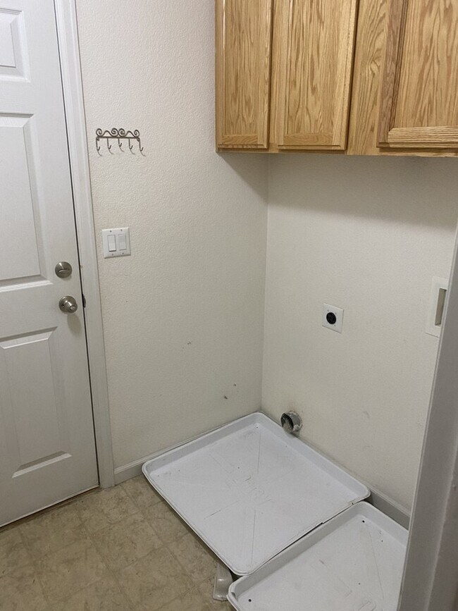 Building Photo - AVAILABLE SEPTEMBER! Charming Townhome in ...