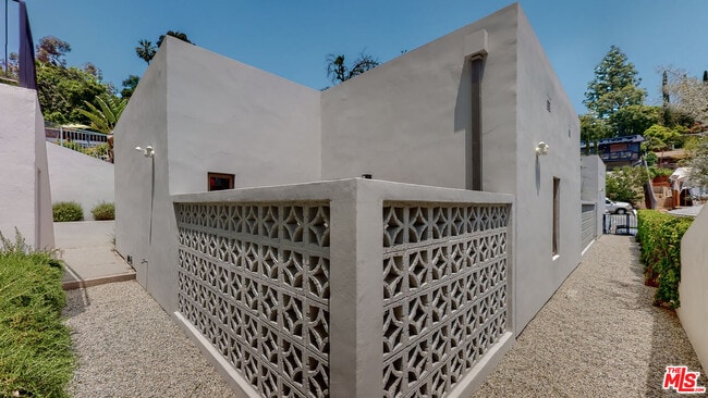 Building Photo - 4865 Wicopee Ave