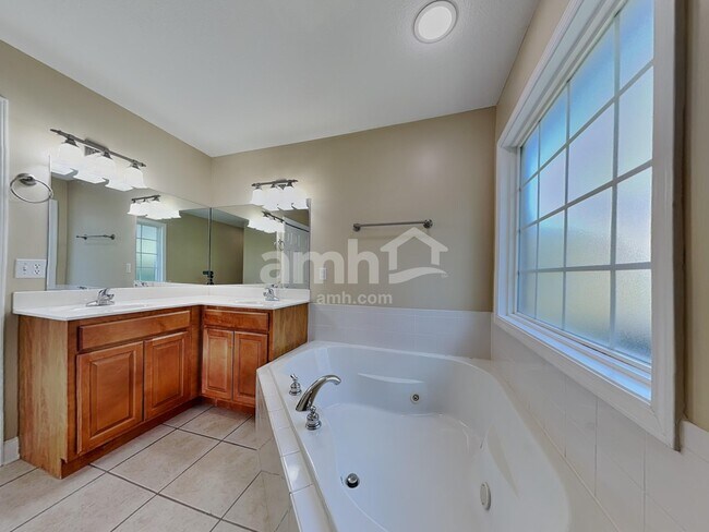 Building Photo - 1061 Saint Johns Dr