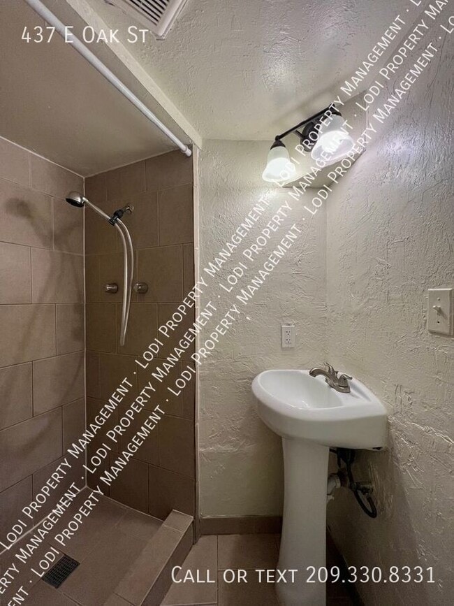 Building Photo - 437 E Oak St