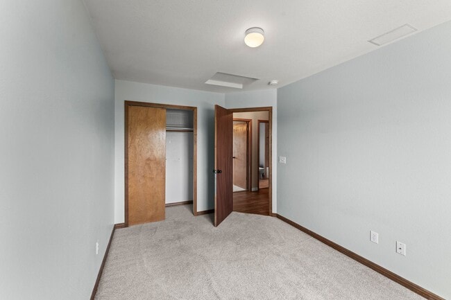 Building Photo - Beautiful 4 Bedroom Broadmoor Glen home - (D12 Schools)