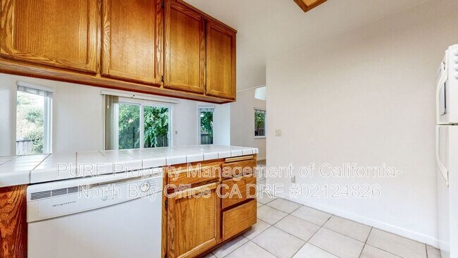 Building Photo - 2070 Pinercrest Dr
