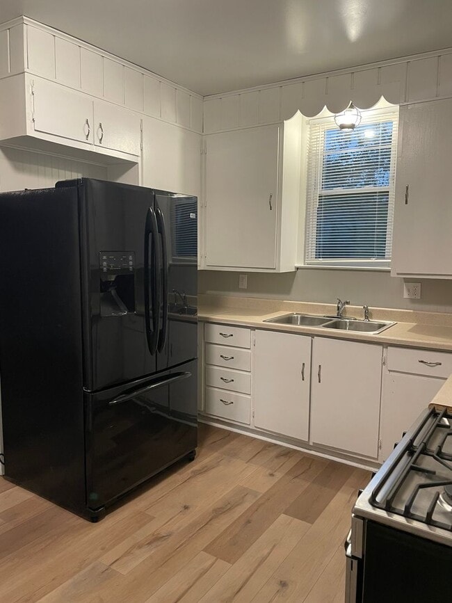 Building Photo - Recently Remodeled Home Close to Medical M...