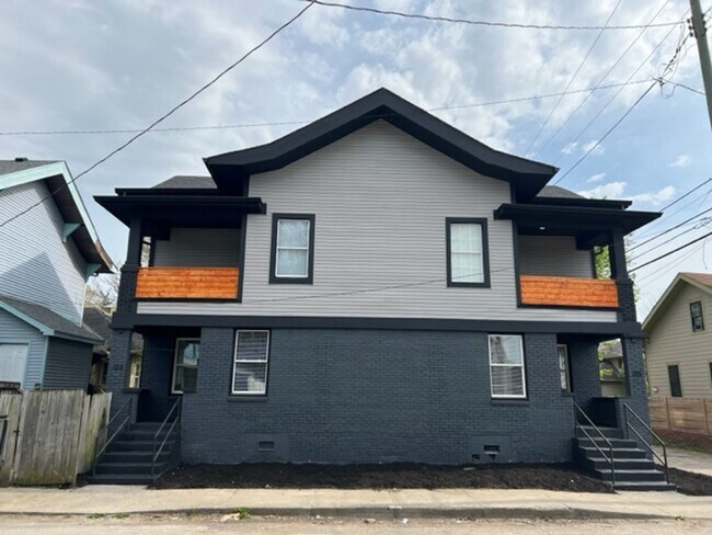 Building Photo - Three Bedroom Duplex Located Near Meridian St and 30th Street