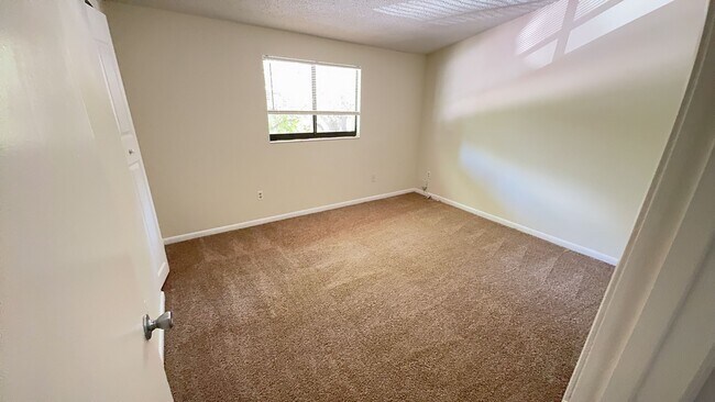 Building Photo - Newly renovated 2 bedroom Townhouse for Re...